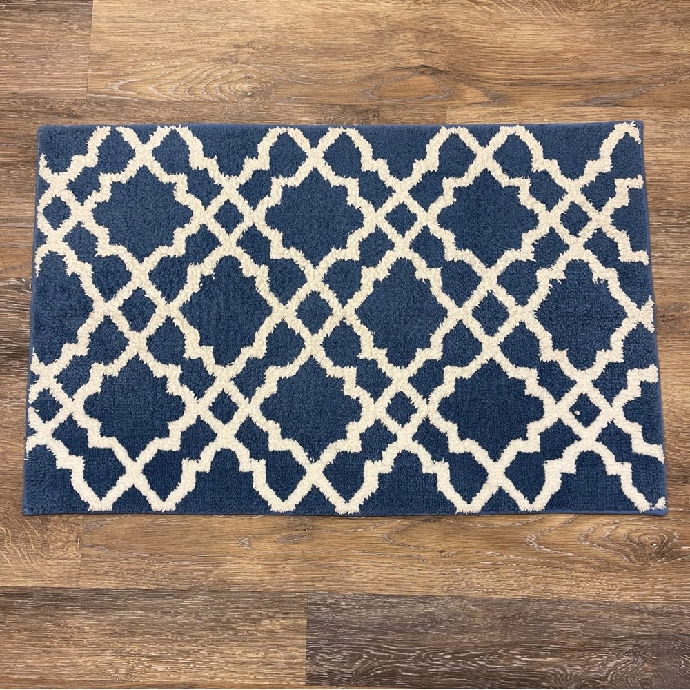 Blue and White Geometric Rug With Gripped Backing